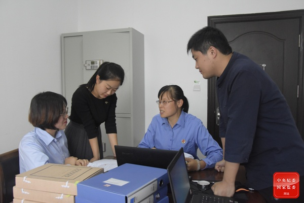 图为山东省乳山市人民检察院工作人员提前介入王华、周国麟案，与该市纪委监委案件审理室工作人员就案件定性等问题进行探讨。孙琳 摄