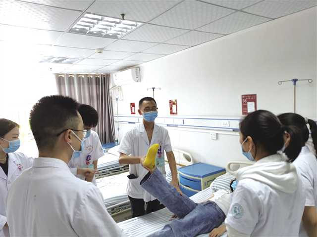 余建国对科室医生进行专科查体培训