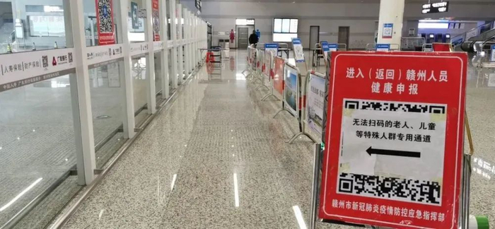 赣州西站针对无法扫码的老人、儿童等特殊人群，专门设置了绿色通道，方便旅客出站。李心柯 摄