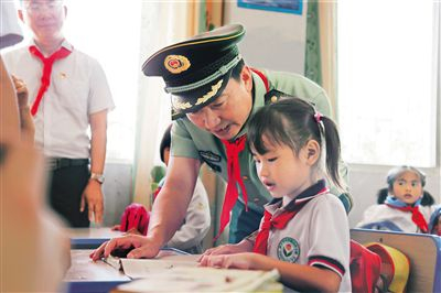 　　东方市驻地部队到学校献爱心。 本版照片除署名外由东方市退役军人事务局供图