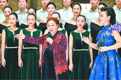     在央视中秋晚会上，郭兰英深情演唱电影《上甘岭》主题曲《我的祖国》。资料图片