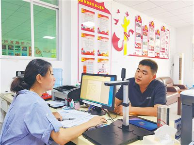 　　在东方市退役军人服务之家，工作人员正在为退役军人方勇申请国家教育资助资金。萧淦 摄