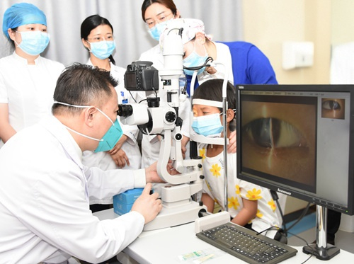 乌嘎在爱尔眼科做手术前检查