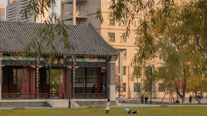 夏花黯然逝去幽香宛存，秋叶垂挂枝头映衬黄昏。