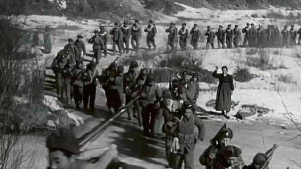 当地群众在欢送志愿军转移战场图片自央广网