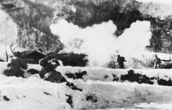 　中国人民志愿军战士在零下30摄氏度的阵地上打击敌人图片自央广网