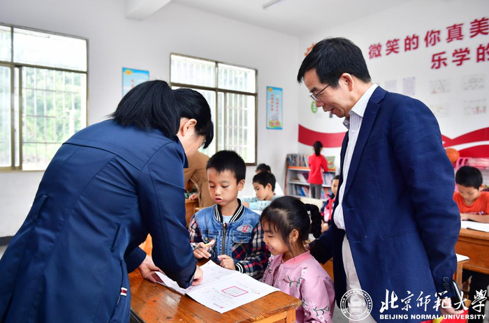 黄荣怀教授在广西融水县和睦镇木村教学点调研