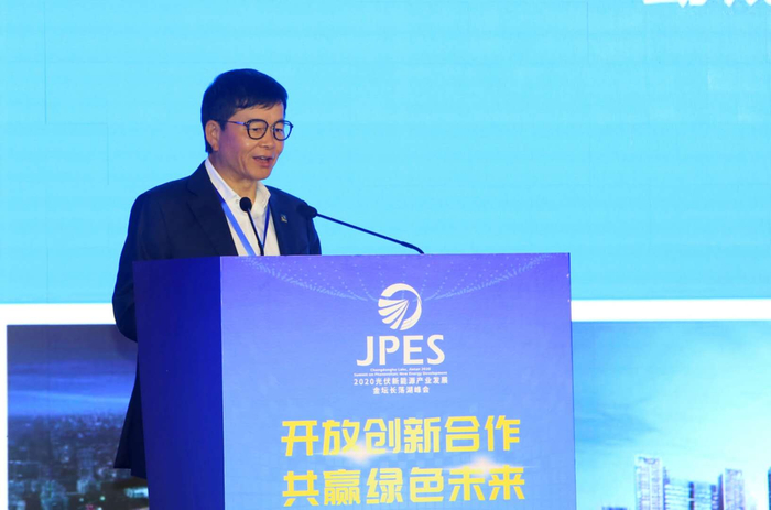 勤诚达控股董事局主席、亿晶光电科技股份有限公司实际控制人古耀明发表演讲