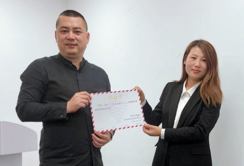 　图丨现场任命乐嘉汇店阿米巴巴长-马飞