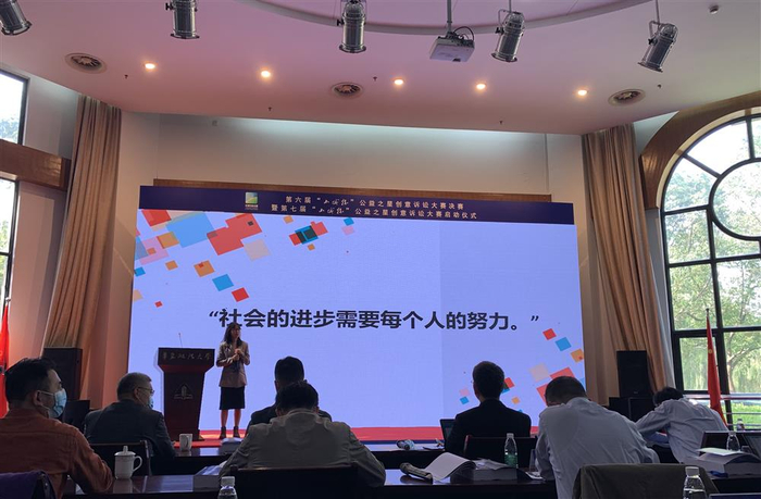 小赵在决赛现场答辩，他们的队伍最终获得一等奖。（刘雪妍 摄）