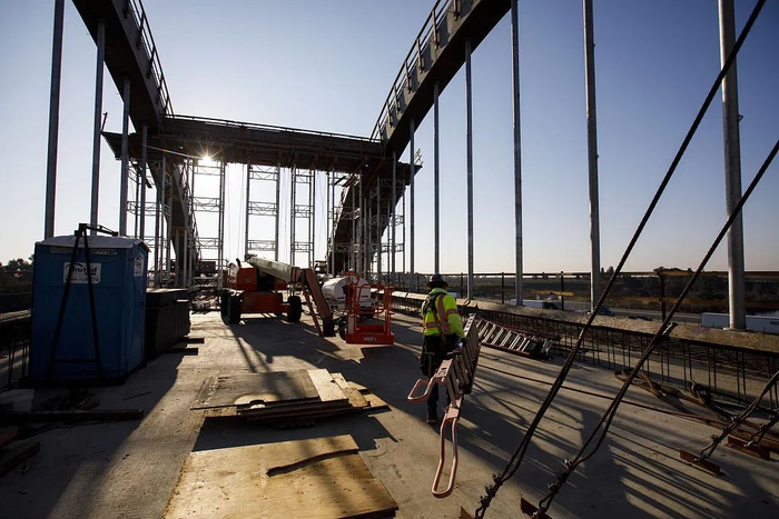 ↑当地时间2020年2月13日，美国加利福尼亚州，高铁项目建设工作正在进行。图片来源：视觉中国