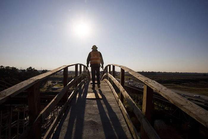 ↑当地时间2020年2月13日，美国加利福尼亚州，高铁项目建设工作正在进行。图片来源：视觉中国