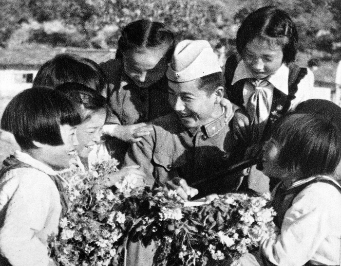 △1958年，中国人民志愿军凯旋，朝鲜小朋友请志愿军签名留念。