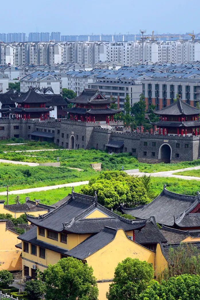 ▲ 梅里古都中华德城。摄影/荣兴益