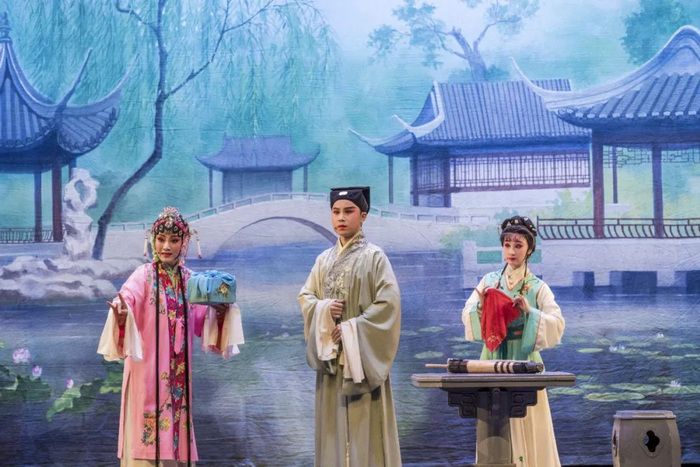 ▲ 从上至下：图1：无锡历史文化街区小娄巷的唯一住户，花为150岁的清代牡丹，摄影/微博@也就那样；图2：荡口古镇着汉服合影的情侣，摄影/归祖玲；图3：锡剧《珍珠塔》剧照。摄影/沈生华