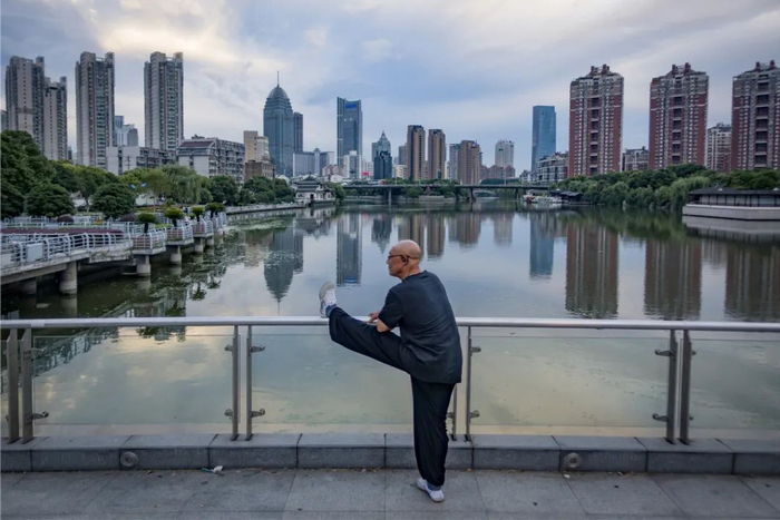 ▲ 无锡古运河畔三里桥健身的老人。图/视觉中国