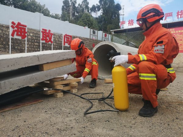 图为昆明市森林消防支队直属大队消防员参加日常训练