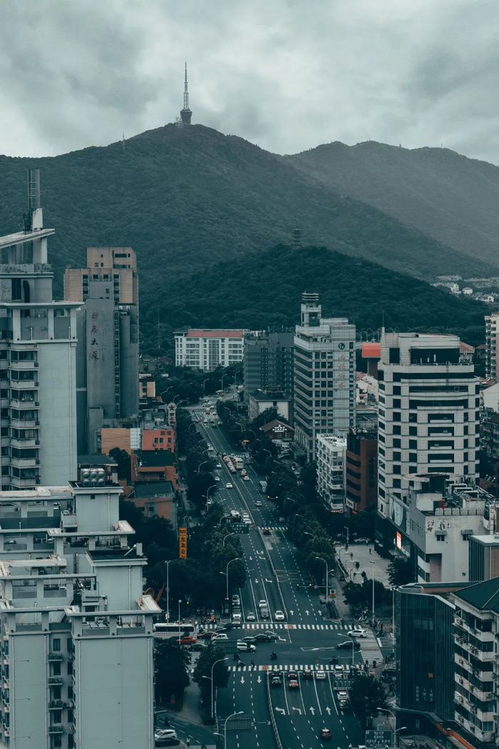 ▲ 人民路遥望惠山。摄影/斧头哥