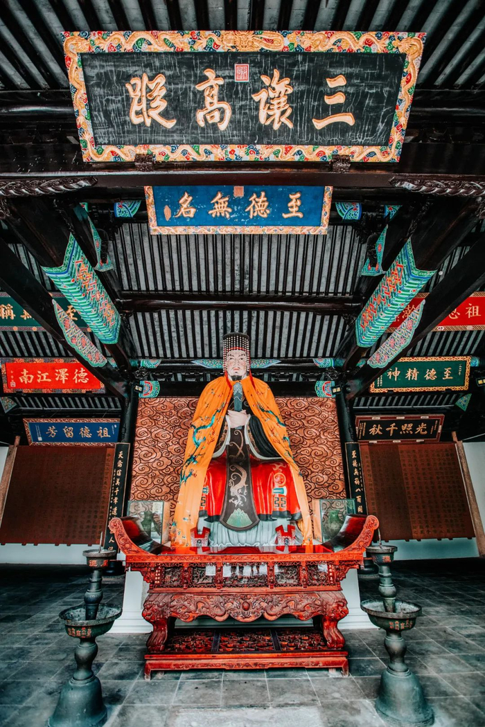 ▲ 梅村泰伯庙内的泰伯塑像。摄影/沈生华