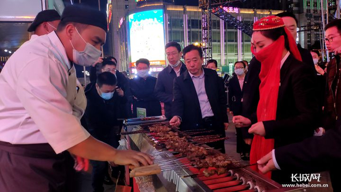 新疆厨师现场烤羊肉串。长城网记者 烟成群 摄