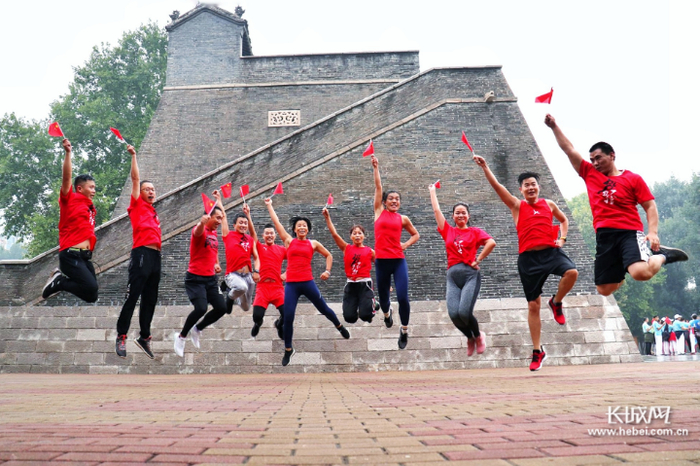 《起跳》拍摄于邢台达活泉公园郭守敬观星台。邢台石彤 摄