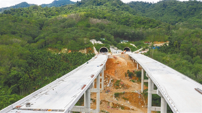 山海高速项目五指山特长隧道近日顺利贯通。 本报记者 李天平 摄