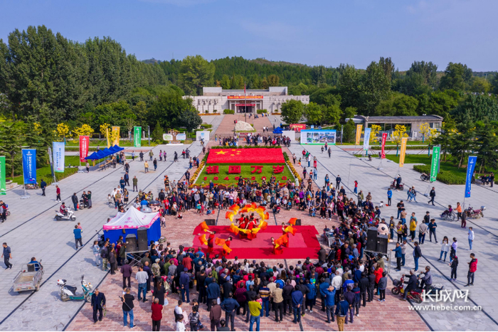 《载歌载舞》拍摄于保定阜平城南庄晋察冀抗日战争纪念馆。保定刘建良 摄