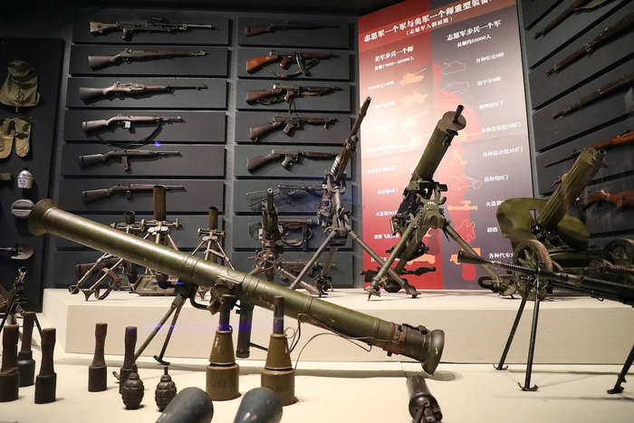 △陈列在辽宁丹东抗美援朝纪念馆中的枪支、火炮。