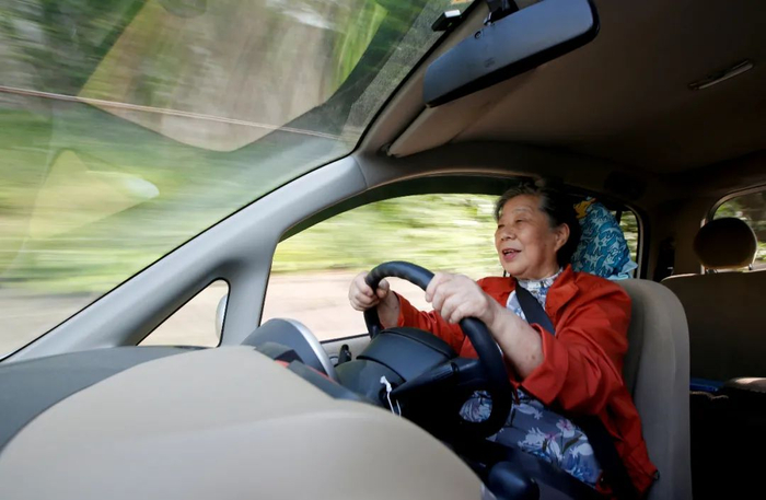  日本78岁老太开车去杂货店购物（图|视觉中国）