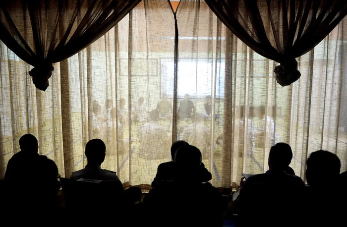  2018年3月27日上午，在广东省未成年犯管教所内，家属隔帘观看一场未成年犯的“内视观想”体验分享会。图/IC