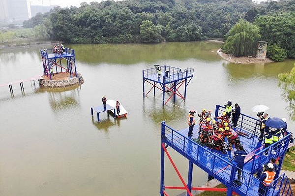 消防指战员正在进行河中沙洲救援比武。图片来源：福建省森林消防总队