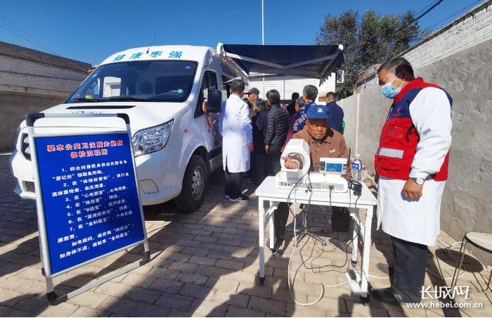 智能云巡诊车在枣强县大营镇陈庄村为村民提供体检服务。长城网记者 邢梅智 摄