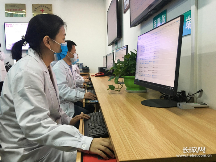 故城县人民医院远程心电诊断中心。长城网记者 卢婉凤 摄