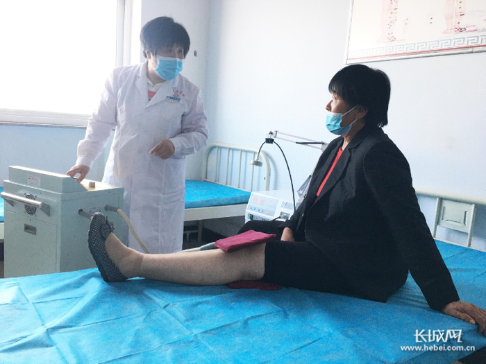 西半屯镇卫生院国医堂内，医生为患者进行超短波电疗。长城网记者 卢婉凤 摄
