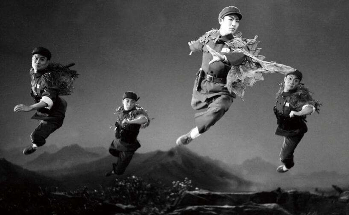 图为京剧《奇袭白虎团》的武戏片段。（资料图片）