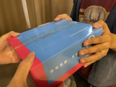 图：分期乐派送首批蓝色版iPhone 12 Pro