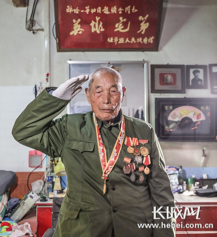 　　致敬抗美援朝战斗英雄——赵力合。长城网记者 李皓 摄