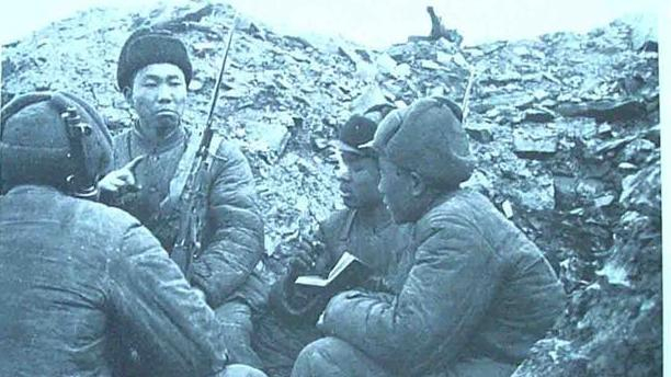 △&nbsp;在张桃芳帮助下，同班战友黄兴海也毙伤敌百名以上。图为黄兴海向战友们介绍经验