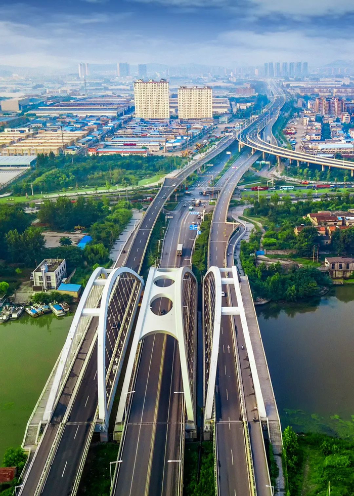 ▲ 徐州市秦洪桥，横跨跨京杭运河。摄影/郑舟