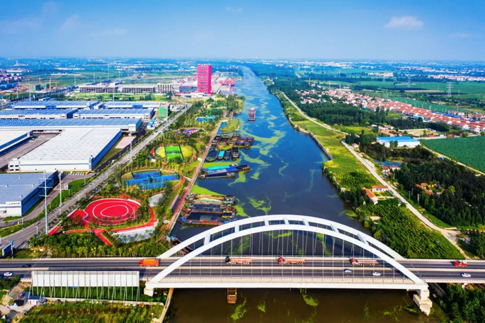 ▲ 上图：江苏徐州铜山百亩荷塘，摄影/王新伟；下图：徐州市区的淮海路运河码头。摄影/郑舟