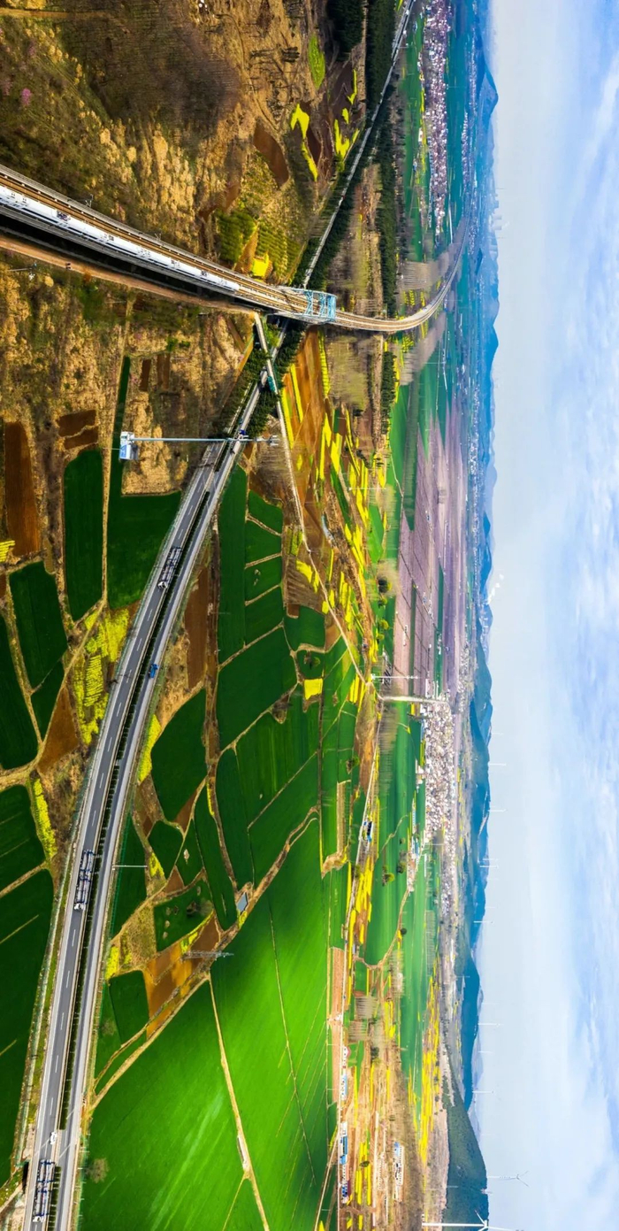 ▲ 京沪铁路与京福高速，从微山湖东南角穿过。摄影/郑舟