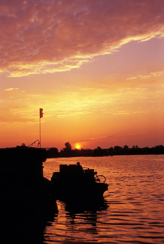 ▲ 夕阳西下，微山湖上静悄悄。摄影/王斌
