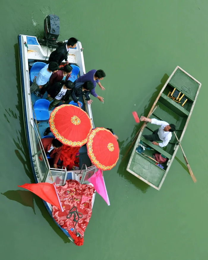 ▲ 俯瞰微山岛上的南阳古镇，渔民传统的水上婚礼。摄影/郑舟