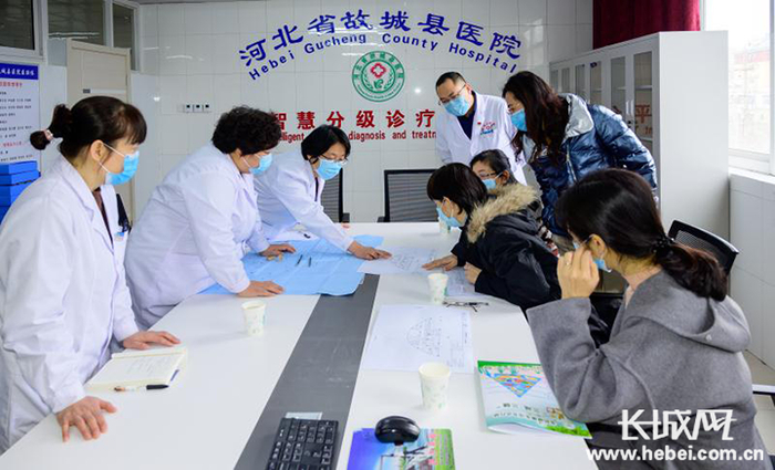 衡水市卫生健康委工作人员在故城县医院指导实验室建设。资料图