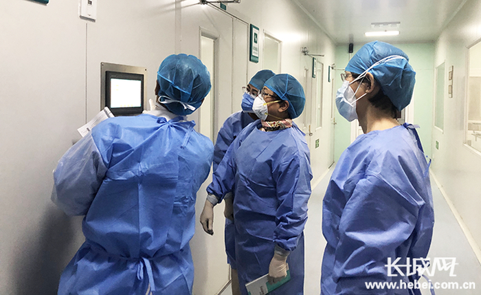 衡水市卫生健康委工作人员检查冀州区新冠病毒核酸实验室负压运行情况。资料图
