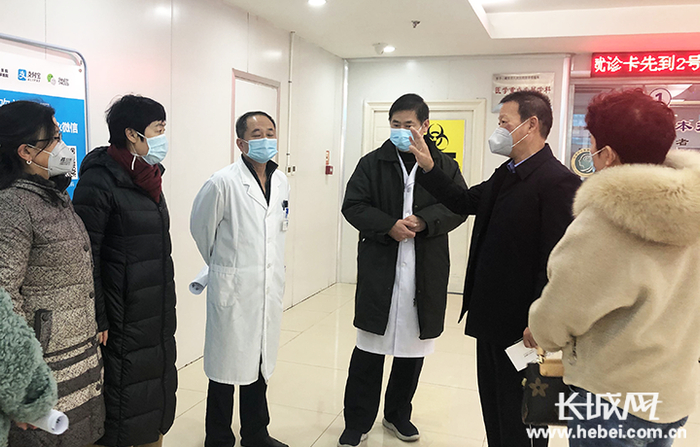 衡水市卫生健康委督导市人民医院实验室生物安全。衡水市卫生健康委 供图