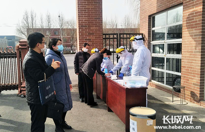 衡水市卫生健康委工作人员指导企业复工复产。衡水市卫生健康委 供图