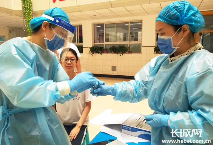 衡水市卫生健康委工作人员指导复课学校做好疫情防控工作。资料图
