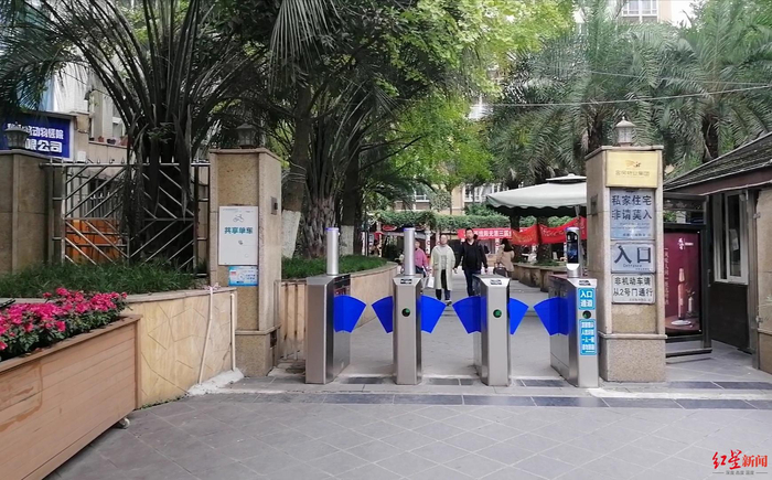 事发小区大门位置