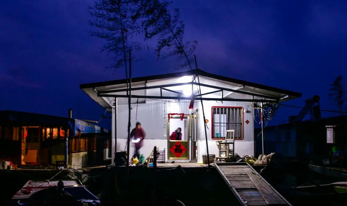 ▲ 上图为南阳岛村民上岸上采购生活用品，摄影/郑舟。下图为夜幕下的微山湖上的一艘“连家船”民居。摄影/152014806300287，图/图虫·创意